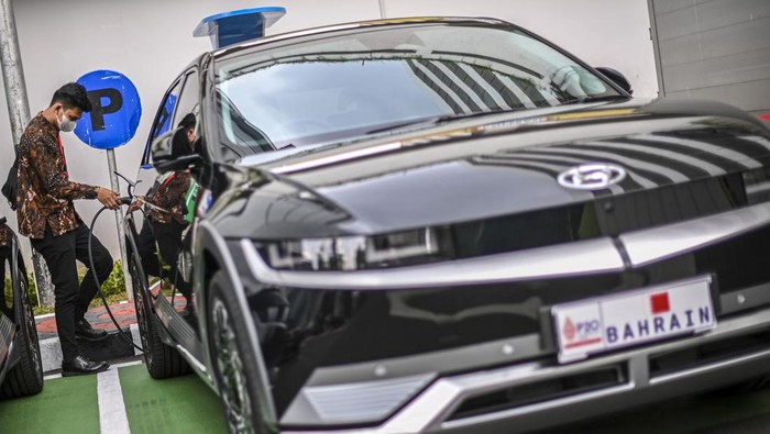 Pengemudi mengecek mobil listrik Hyundai Ionic 5 di Kompleks Parlemen, Senayan, Jakarta, Senin (3/10/2022). DPR menyediakan 55 kendaraan listrik untuk mobilisasi delegasi dalam kegiatan 8th G20 Parliamentary Speakers' Summit (P20) yang akan selenggarakan pada 5-7 Oktober 2022 di Jakarta.  ANTARA FOTO/Galih Pradipta/rwa.
