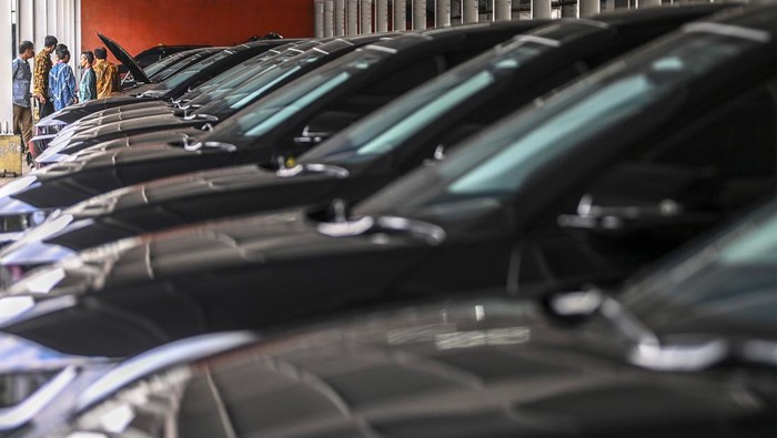 Pengemudi mengecek mobil listrik Hyundai Ionic 5 di Kompleks Parlemen, Senayan, Jakarta, Senin (3/10/2022). DPR menyediakan 55 kendaraan listrik untuk mobilisasi delegasi dalam kegiatan 8th G20 Parliamentary Speakers Summit (P20) yang akan selenggarakan pada 5-7 Oktober 2022 di Jakarta.  ANTARA FOTO/Galih Pradipta/rwa.