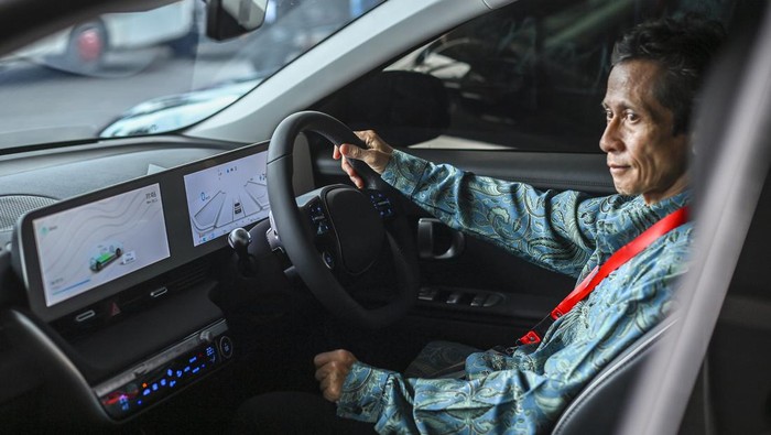 Pengemudi mengecek mobil listrik Hyundai Ionic 5 di Kompleks Parlemen, Senayan, Jakarta, Senin (3/10/2022). DPR menyediakan 55 kendaraan listrik untuk mobilisasi delegasi dalam kegiatan 8th G20 Parliamentary Speakers' Summit (P20) yang akan selenggarakan pada 5-7 Oktober 2022 di Jakarta.  ANTARA FOTO/Galih Pradipta/rwa.