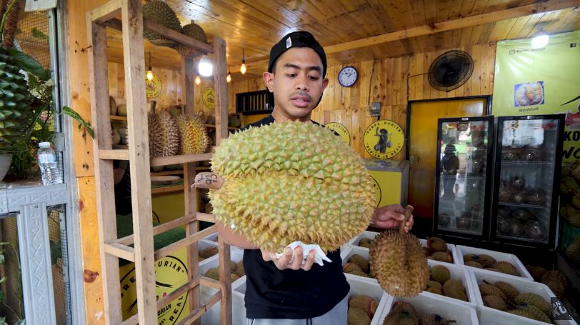 Tanboy Kun Mukbang Durian 10 Kilogram