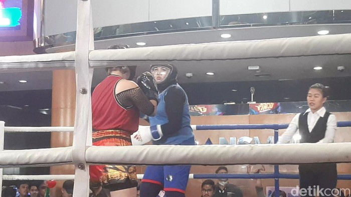 Elly Sugigi Elly Sugigi melawan Irma Darmawangsa.