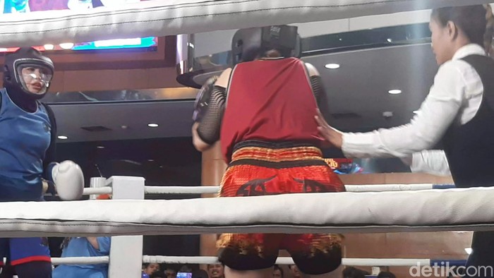 Elly Sugigi melawan Irma Darmawangsa.