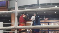 Elly Sugigi bertarung tinju melawan Irma Darmawangsa di acara Ketawa itu Berkah pada Senin (3/10) malam.