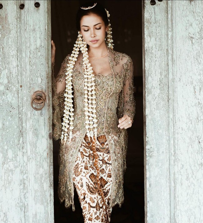 Kebaya dipercantik dengan payet dan manik-manik. Angkin (kain bekung atau stagen) tetap dikenakan di dalam bustier. Dalam tulisannya di Instagram Story, Didiet Maulana menjelaskan bahwa pemakaian angkin dalam kebaya tradisional jadi unsur penting, sebagai penanda pakem dengan makna kebaikan untuk pengantin. Foto: Instagram @estelleelinden @thebridestory