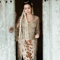 Kebaya dipercantik dengan payet dan manik-manik. Angkin (kain bekung atau stagen) tetap dikenakan di dalam bustier. Dalam tulisannya di Instagram Story, Didiet Maulana menjelaskan bahwa pemakaian angkin dalam kebaya tradisional jadi unsur penting, sebagai penanda pakem dengan makna kebaikan untuk pengantin. Foto: Instagram @estelleelinden @thebridestory