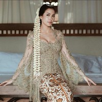 Kebaya tampil dengan siluet lebih modern, berlengan lebar bak kepakan sayap merpati. Batik Tulis motif Sidomukti jadi pilihan kain yang dikenakannya untuk akad nikah. Foto: Instagram @estelleelinden @thebridestory