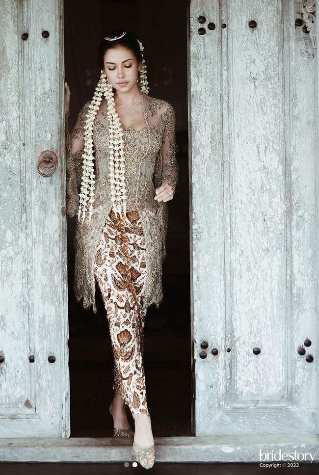 Bintang ‘My Lecturer My Husband’ ini mengenakan kebaya hijau sage rancangan desainer Didiet Maulana. Estelle memilih kebaya dan kain batik sebagai padanannya untuk menghormati darah Jogja yang berasal dari ibunya. Foto: Instagram @estelleelinden @thebridestory