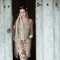 Bintang ‘My Lecturer My Husband’ ini mengenakan kebaya hijau sage rancangan desainer Didiet Maulana. Estelle memilih kebaya dan kain batik sebagai padanannya untuk menghormati darah Jogja yang berasal dari ibunya. Foto: Instagram @estelleelinden @thebridestory