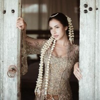 Wanita berdarah campuran Indonesia-Belanda ini memilih perhiasan bergaya minimalis untuk anting, kalung dan tiara yang disematkan pada bagian depan sanggul. Foto: Instagram @estelleelinden @thebridestory