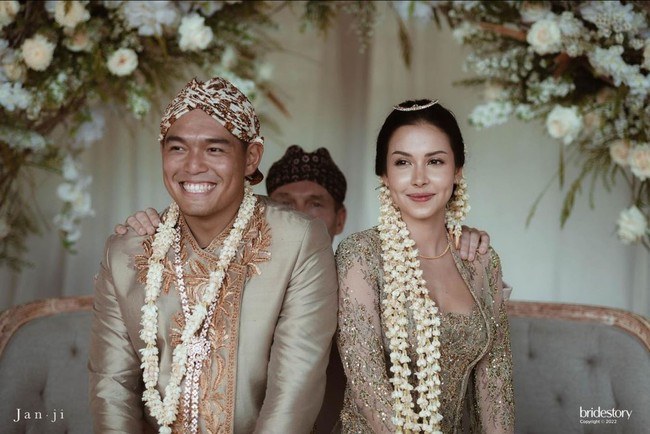 Estelle Linden menikah dengan pengusaha Kripto asal Singapura, Pang Xue Kai. Pernikahan digelar di Uluwatu, Bali, pada Sabtu (2/10/2022). Foto: Instagram @estelleelinden @thebridestory