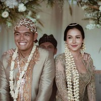 Estelle Linden menikah dengan pengusaha Kripto asal Singapura, Pang Xue Kai. Pernikahan digelar di Uluwatu, Bali, pada Sabtu (2/10/2022). Foto: Instagram @estelleelinden @thebridestory