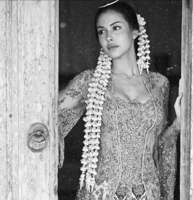 Wajah aktris 26 tahun ini dipercantik pulasan makeup nude dan natural karya makeup artist Jennifer Angela. Foto: Instagram @estelleelinden @thebridestory