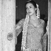 Wajah aktris 26 tahun ini dipercantik pulasan makeup nude dan natural karya makeup artist Jennifer Angela. Foto: Instagram @estelleelinden @thebridestory