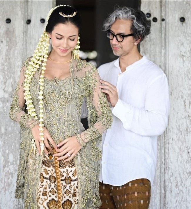 Untuk riasan rambut, Estelle Linden mengenakan sanggul klasik namun tidak menggunakan rambut tambahan, hairspray maupun sasak yang berlebihan, agar memberi kesan akhir natural. Ronce melati dan bunga ungu mempercantik tampilan sanggul tradisional. Foto: Instagram @estelleelinden @thebridestory