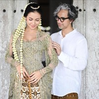 Untuk riasan rambut, Estelle Linden mengenakan sanggul klasik namun tidak menggunakan rambut tambahan, hairspray maupun sasak yang berlebihan, agar memberi kesan akhir natural. Ronce melati dan bunga ungu mempercantik tampilan sanggul tradisional. Foto: Instagram @estelleelinden @thebridestory