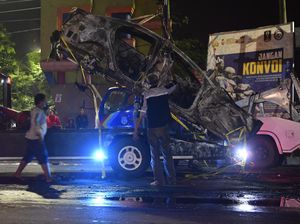 Mobil yang Rusak Akibat Tragedi Kanjuruhan Dievakuasi