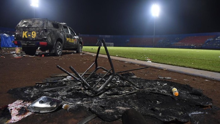 EVAKUASI BANGKAI MOBIL DI STADION KANJURUHAN Polisi mengevakuasi mobil yang rusak akibat kerusuhan di lapangan Stadion Kanjuruhan, Malang, Jawa Timur, Minggu (2/10/2022). Kerusuhan yang terjadi di stadion tersebut menyebabkan 13 unit mobil rusak, 10 unit diantaranya mobil polisi dan tiga unit mobil pribadi. ANTARA FOTO/Zabur Karuru/nym.