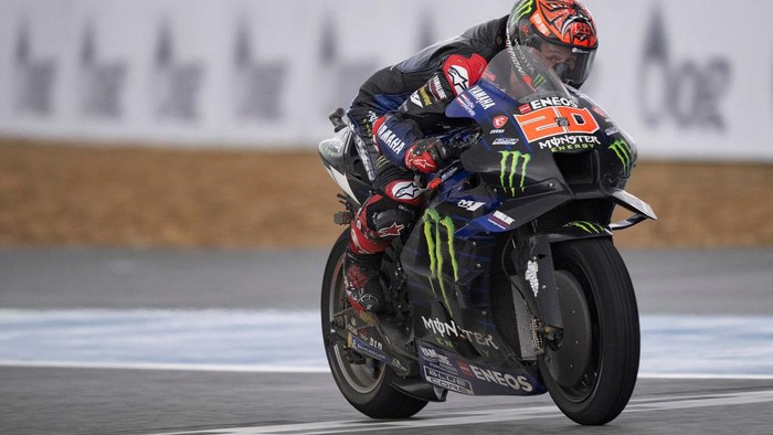 BURIRAM, THAILAND - OCTOBER 02:  Fabio Quartararo of France and Monster Energy Yamaha MotoGP Team heads down a straight  during the MotoGP race during the MotoGP of Thailand - Race at Chang International Circuit on October 02, 2022 in Buriram, Thailand. (Photo by Mirco Lazzari gp/Getty Images)