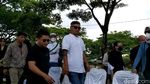 Gisel Bersimpuh Menangis di Pemakaman Ibunda Gading Marten