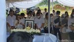 Gisel Bersimpuh Menangis di Pemakaman Ibunda Gading Marten