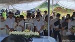Gisel Bersimpuh Menangis di Pemakaman Ibunda Gading Marten
