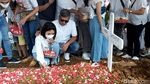 Gisel Bersimpuh Menangis di Pemakaman Ibunda Gading Marten