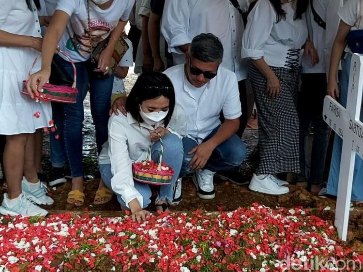 Gisel Bersimpuh Menangis di Pemakaman Ibunda Gading Marten