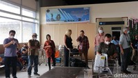 Tampak sejumlah turis asing berada di Bandara Mathilda Batlayeri.