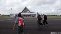 Bandar Udara Mathilda Batlayeri berada di Kabupaten Kepulaun Tanimbar tepatnya di Pulau Yamdema dengan Saumlaki sebagai Ibu Kotanya.