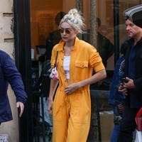 Gigi Hadid tampil dengan jumpsuit oranye saat tiba di lokasi fashion show Isabel Marant. Foto: Dok. Getty Images
