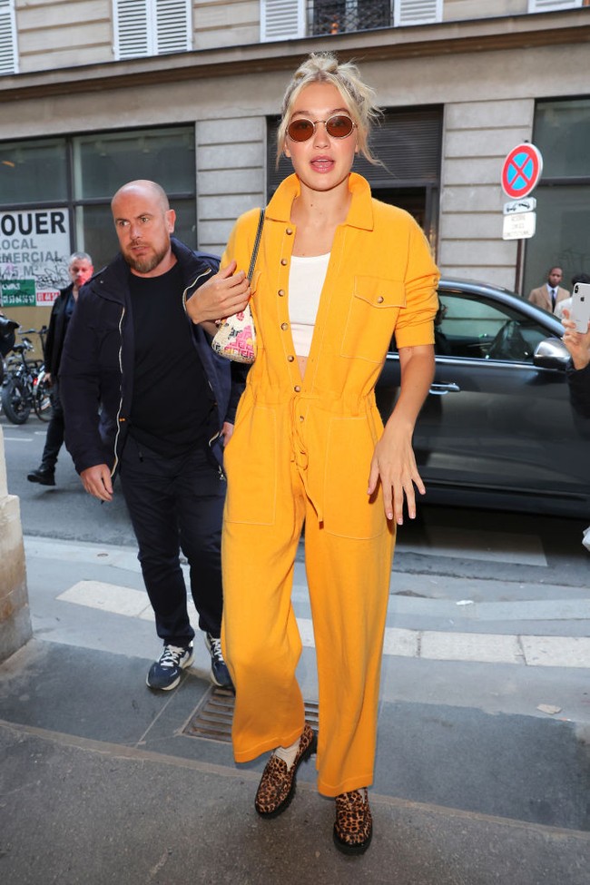 Gigi Hadid langsung disibukkan dengan sederet jadwal fashion show di Paris. Setelah tampil di fashion show Chloe, kakak Bella Hadid itu menghadiri latihan untuk fashion show Isabel Marant Womenswear Spring/Summer 2023 di Paris Fashion Week. Foto: Dok. Getty Images
