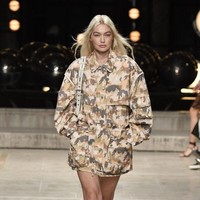 Inilah penampilan Gigi Hadid di fashion show Isabel Marant. Model 27 tahun itu mengenakan camo-print jacket atau dress. Penampilannya memesona dengan makeup flawless. Foto: Dok. Getty Images