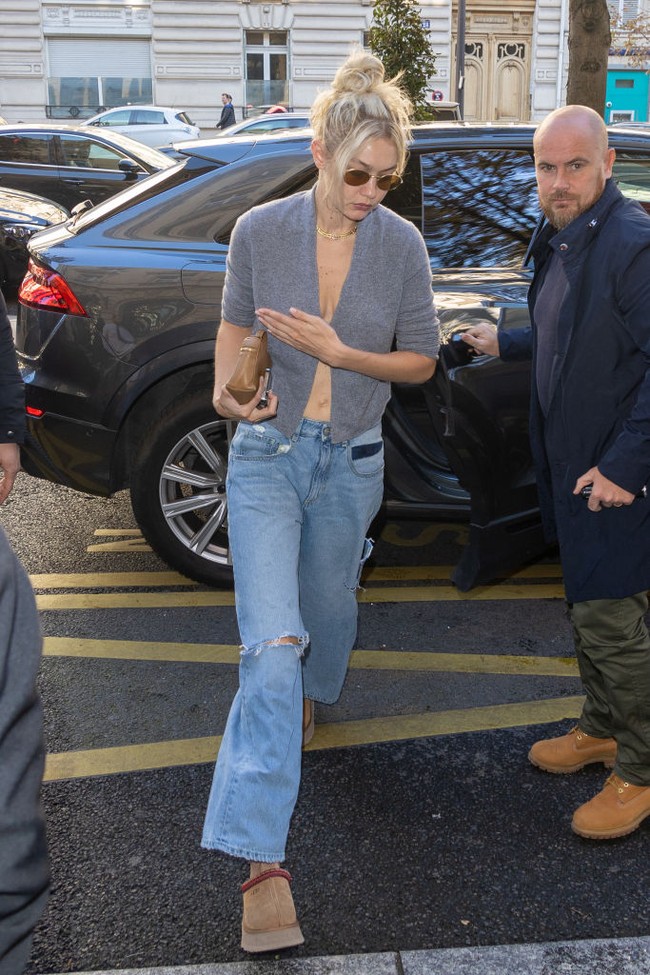 Hotel Royal Monceau sudah menjadi langganan Gigi Hadid selama menjadi model untuk Paris Fashion Week. Pada 2019, 2020 dan 2021, Gigi sering terlihat keluar dari hotel tersebut. Foto: Dok. Getty Images