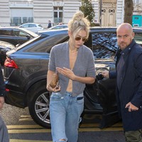Hotel Royal Monceau sudah menjadi langganan Gigi Hadid selama menjadi model untuk Paris Fashion Week. Pada 2019, 2020 dan 2021, Gigi sering terlihat keluar dari hotel tersebut. Foto: Dok. Getty Images