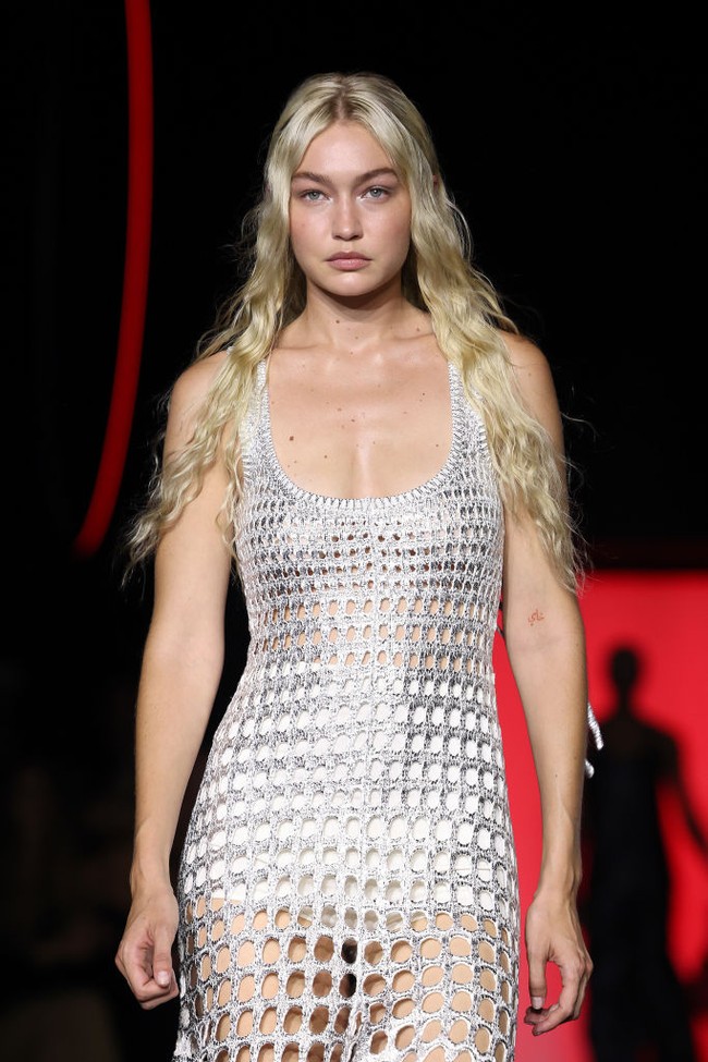 Gigi Hadid memulai penampilannya di Paris Fashion Week dengan menjadi model untuk fashion show Chloe Spring/Summer 2023. Dia tampil dengan busana jaring-jaring silver dalam fashion show di Paris yang berlangsung pada 29 September 2022. Foto: Dok. Getty Images