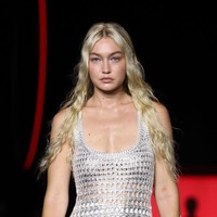 Gigi Hadid memulai penampilannya di Paris Fashion Week dengan menjadi model untuk fashion show Chloe Spring/Summer 2023. Dia tampil dengan busana jaring-jaring silver dalam fashion show di Paris yang berlangsung pada 29 September 2022. Foto: Dok. Getty Images