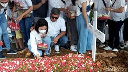 Gisel Balik ke Bali Temani Gempi Usai Hadiri Pemakaman Ibu Gading Marten