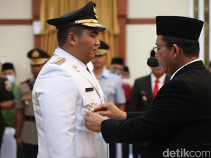 Gubernur Kepri Ansar Ahmad Lantik Anaknya Jadi Bupati Bintan