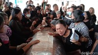 Ibu Yafet Rompis, Hernike Kekung (74), tampak tak berdaya ketika jenazah korban tiba di Bandara Sam Ratulangi Manado. Terlihat beberapa wanita ikut menangis dengan ibunda Yafet. (Foto: Trisno/detikcom)