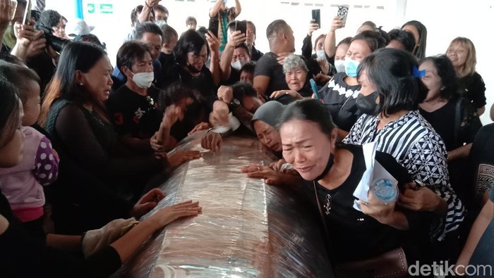 Ibu Yafet Rompis, Hernike Kekung (74), tampak tak berdaya ketika jenazah korban tiba di Bandara Sam Ratulangi Manado. Terlihat beberapa wanita ikut menangis dengan ibunda Yafet.