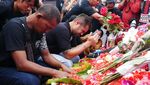 Tangisan Pemain Arema Fc Pecah Saat Tabur Bunga di Stadion Kanjuruhan
