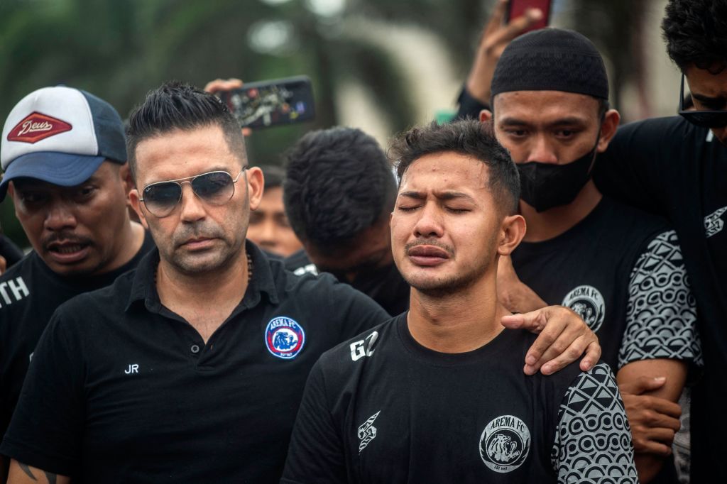 Pelatih Arema FC Javier Roca (kiri) dan pemain Arema FC berkumpul untuk berdoa di taburan bunga di luar Stadion Kanjuruhan, Malang, Jawa Timur, Senin (3/9/2022).