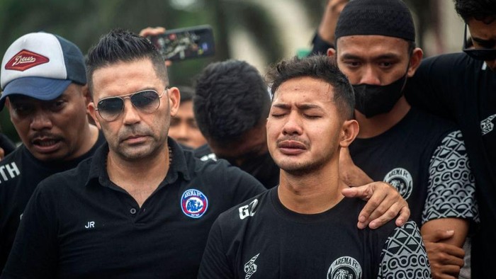 Isak Tangis Pemain Arema Saat Tabur Bunga di Stadion Kanjuruhan Pelatih Arema FC Javier Roca (kiri) dan pemain Arema FC berkumpul untuk berdoa di taburan bunga di luar Stadion Kanjuruhan, Malang, Jawa Timur, Senin (3/9/2022).
