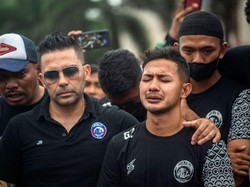 Pelatih Arema FC Javier Roca (kiri) menenangkan pemain Arema saat doa bersama. Roca berharap, peristiwa yang terjadi akan menjadi puncak bagi semua pihak untuk mulai dari nol. Foto: Juni Kriswanto/AFP/Getty Images