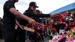 Tangisan Pemain Arema Fc Pecah Saat Tabur Bunga di Stadion Kanjuruhan