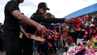 Kapten tim Johan Alfarizi (kiri) tampak emosional begitu menaburkan bunga di luar stadion Kanjuruhan. Foto: (Getty Images/Ulet Ifansasti)