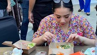 Ia mencicipi kuliner mulai dari nasi ayam, kue balok, minuman air kelapa kekinian, es krim cincau dan masih banyak lagi. Foto: detikcom/Riska Fitria