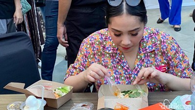 Nagita Slavina Mukbang Kue Balok hingga Es Cincau di Jajanrans Festival