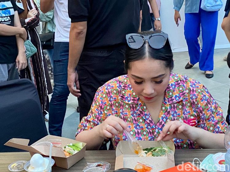 Nagita Slavina Mukbang Kue Balok hingga Es Cincau di Jajanrans Festival