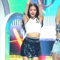 Ini bukan kali pertama publik mengkhawatirkan kondisi kesehatan Jang Wonyoung. Bulan lalu Wonyoung menjadi perbincangan karena tulang rusuknya terlihat jelas saat manggung. Penggemar pun khawatir dengan dietnya sebab Wonyoung dikenal suka makan selama aktif promosi bersama grup lamanya. Foto: dok. Pann